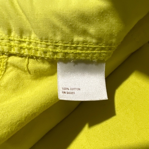 Old Navy || Woman’s bright green shorts size 8 - Picture 5 of 8